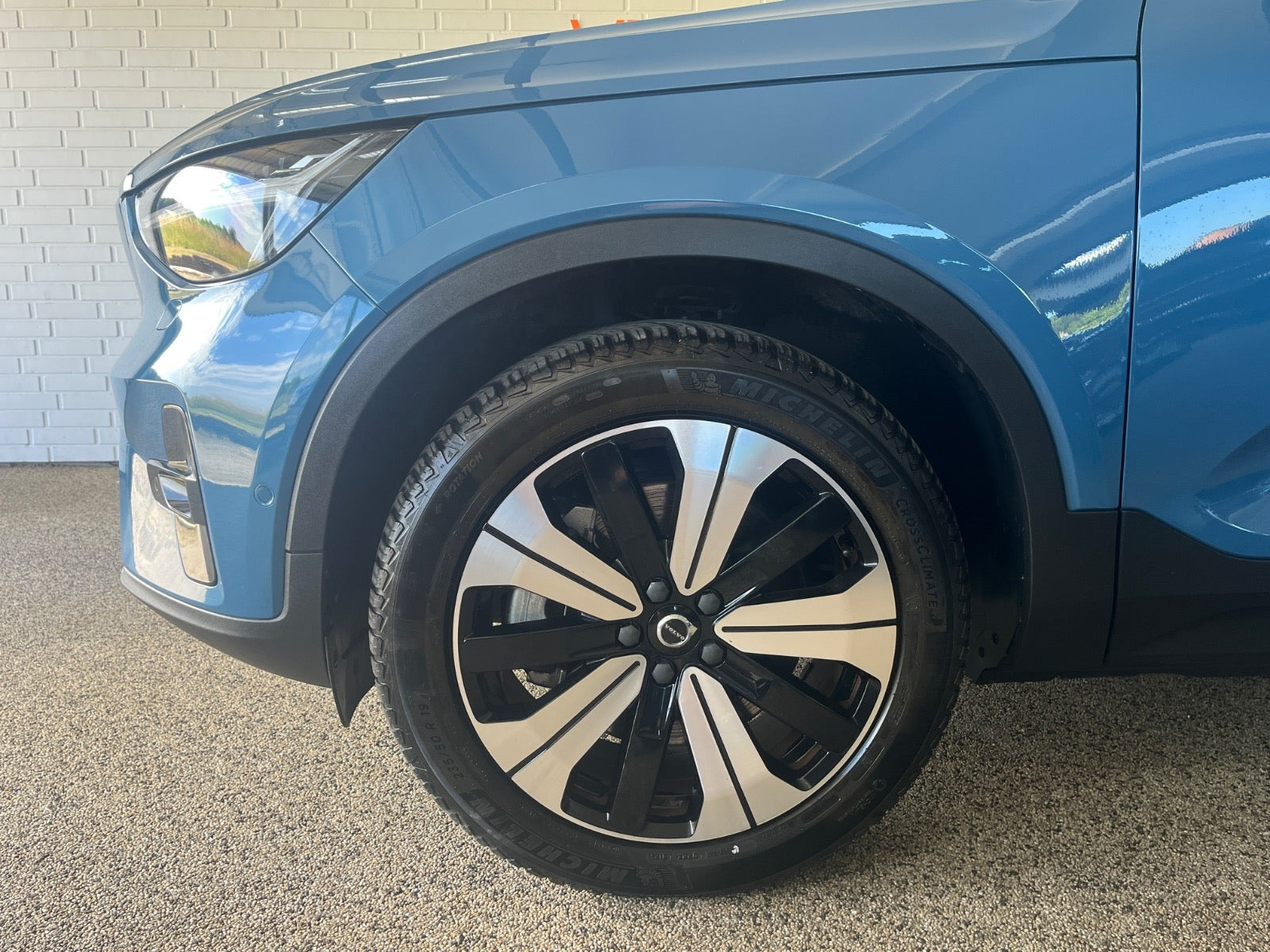 Blå Volvo XC40 fra 2023