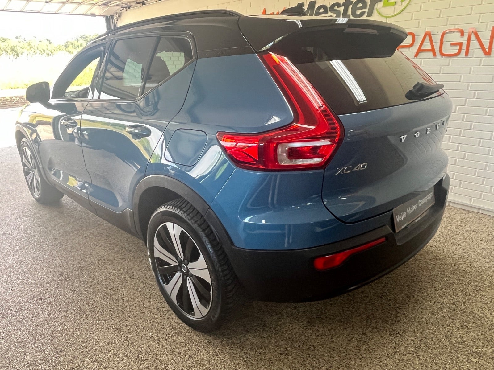 Blå Volvo XC40 fra 2023