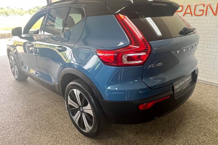 Blå Volvo XC40 fra 2023