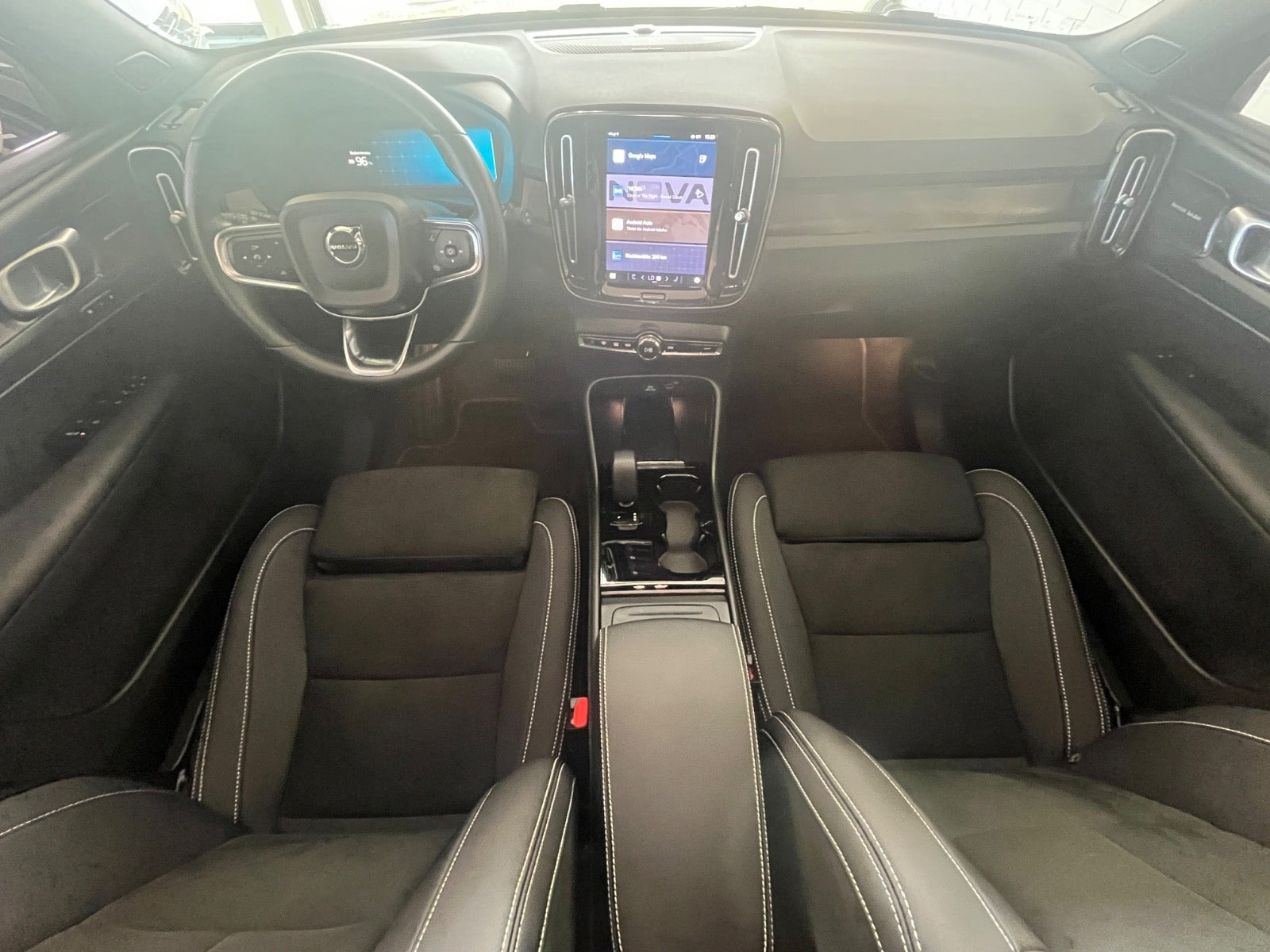 Blå Volvo XC40 fra 2023