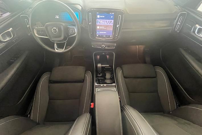Blå Volvo XC40 fra 2023