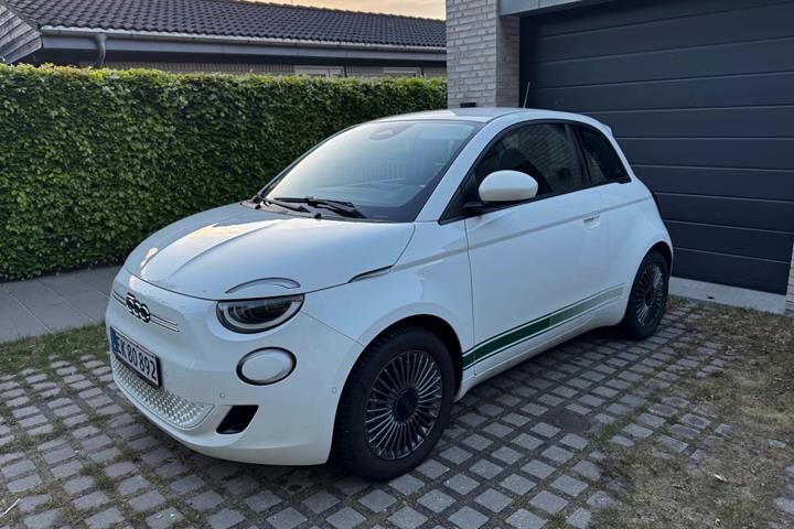 Hvid Fiat 500e fra 2021 set udefra