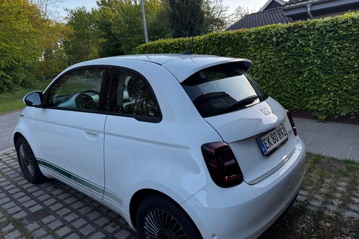 Hvid Fiat 500e fra 2021