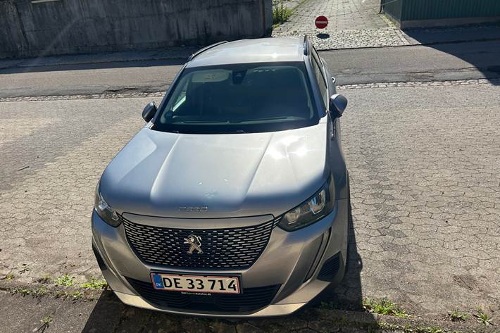 Grå Peugeot e-2008 fra 2021