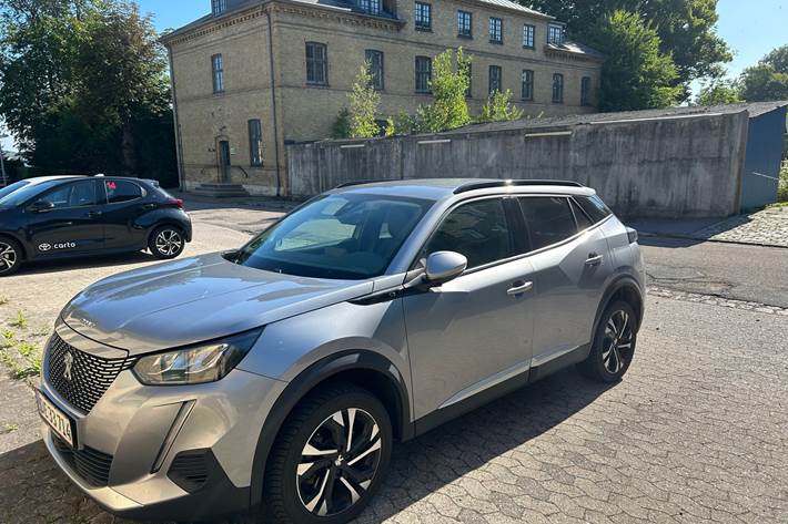 Grå Peugeot e-2008 fra 2021
