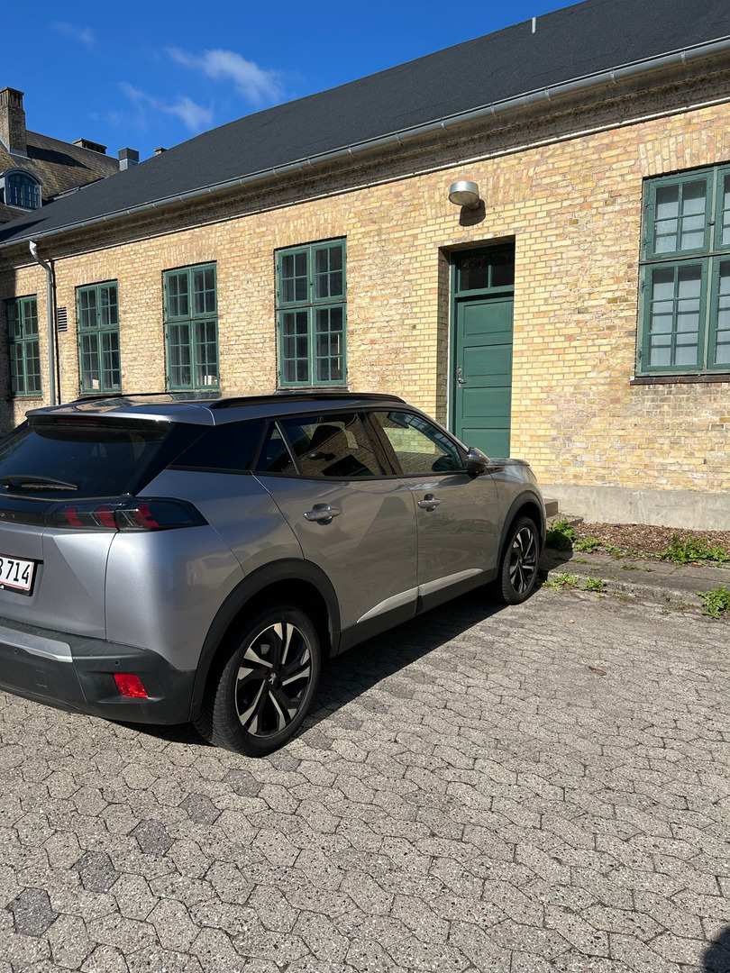Grå Peugeot e-2008 fra 2021