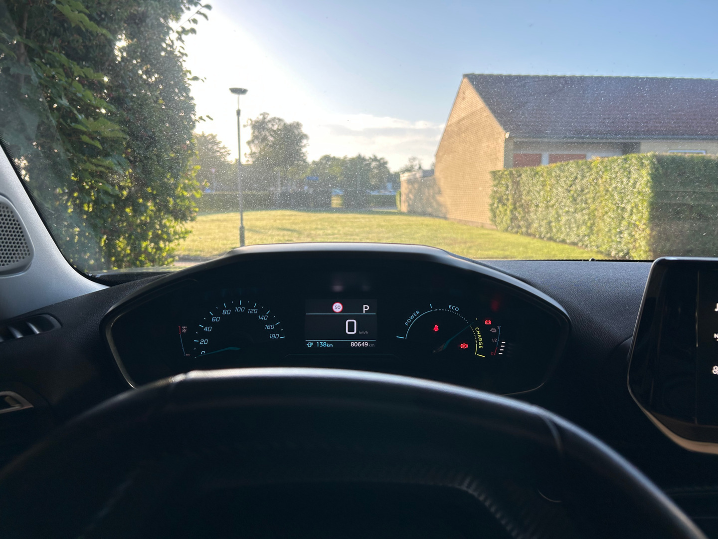 Grå Peugeot e-2008 fra 2021