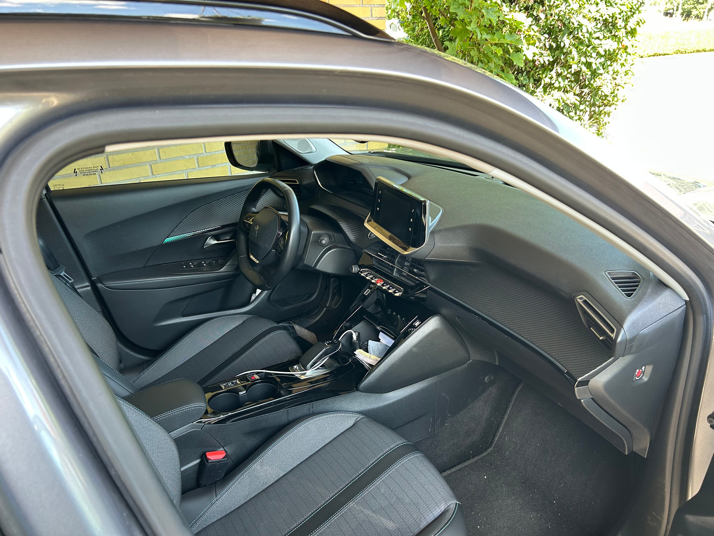 Grå Peugeot e-2008 fra 2021