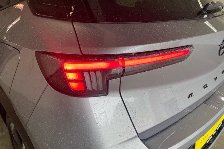 Grå Opel Mokka-e fra 2025