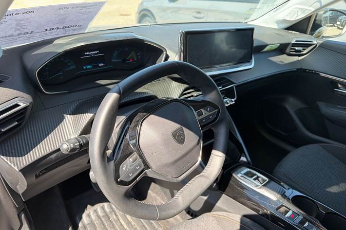 Grå Peugeot e-208 fra 2025