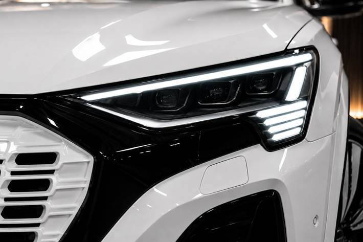 Hvid Audi Q8 e-tron fra 2023