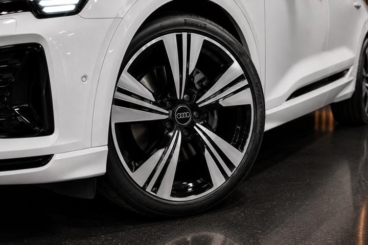 Hvid Audi Q8 e-tron fra 2023