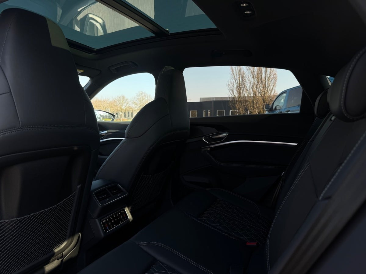 Hvid Audi Q8 e-tron fra 2023