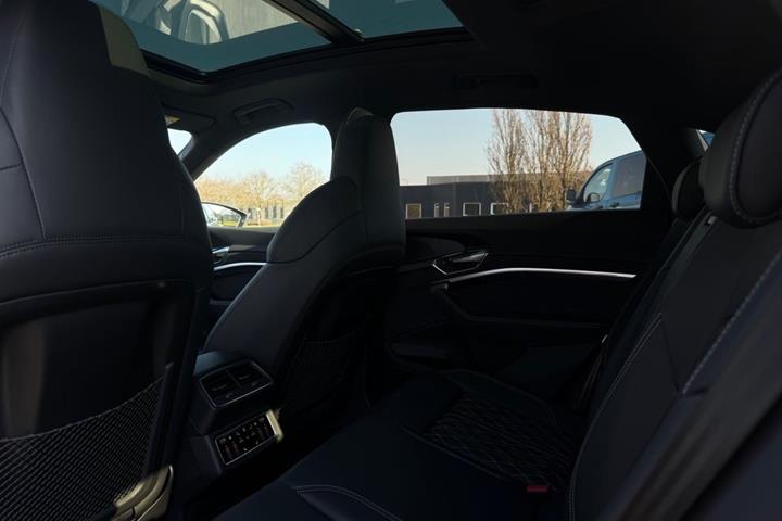 Hvid Audi Q8 e-tron fra 2023