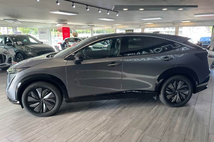Grå Nissan Ariya fra 2026