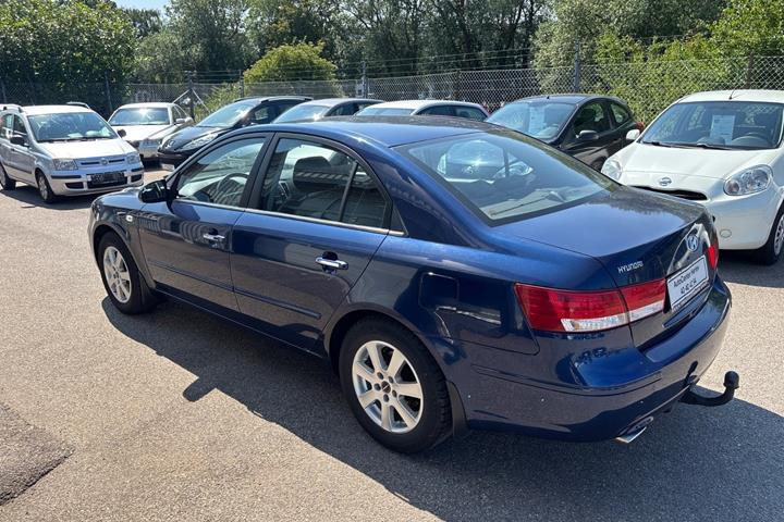 Blå Hyundai Sonata fra 2009