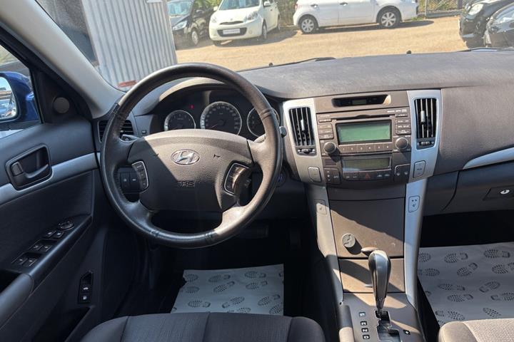 Blå Hyundai Sonata fra 2009