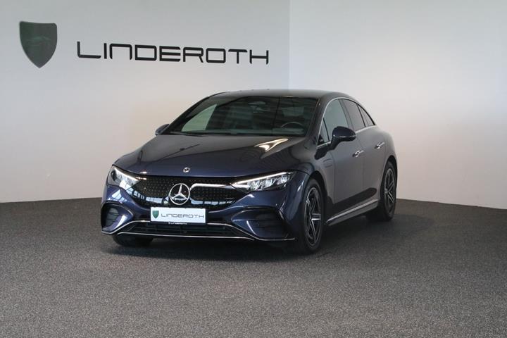 Blå Mercedes EQE350 fra 2024 set udefra