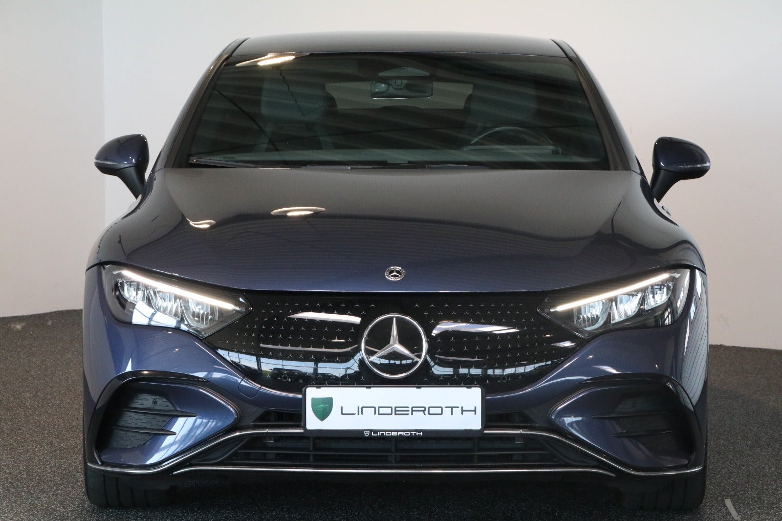 Blå Mercedes EQE350 fra 2024