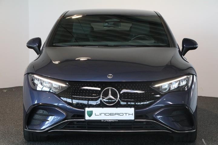 Blå Mercedes EQE350 fra 2024