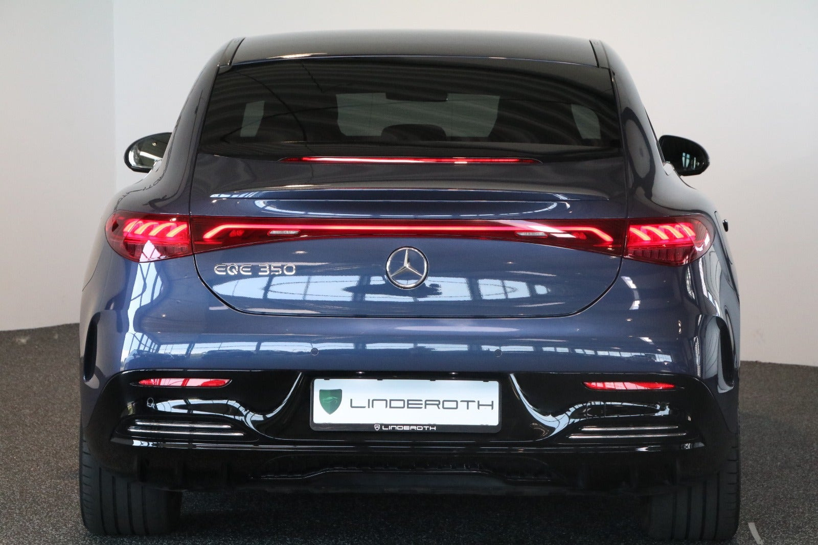 Blå Mercedes EQE350 fra 2024