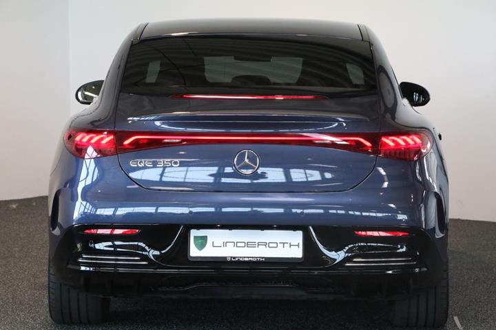 Blå Mercedes EQE350 fra 2024