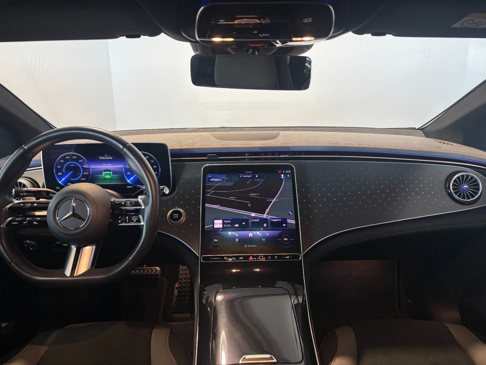 Blå Mercedes EQE350 fra 2024