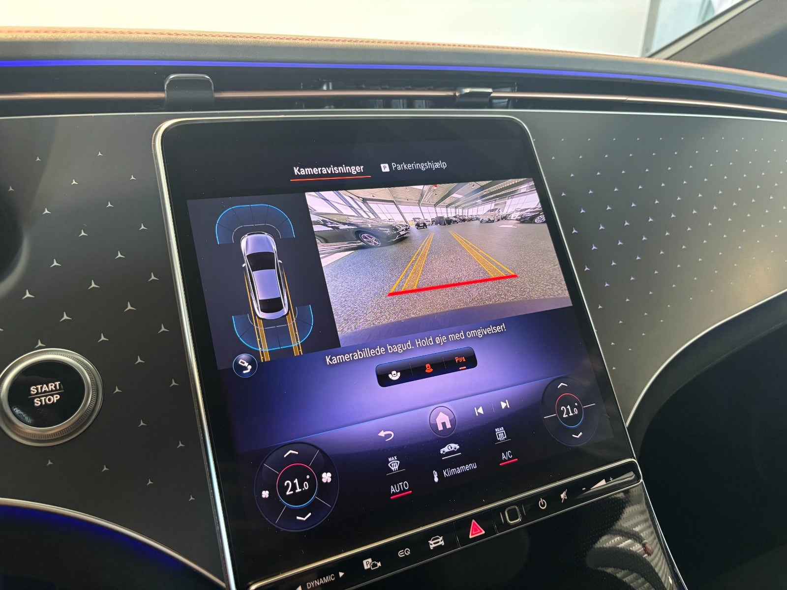 Blå Mercedes EQE350 fra 2024