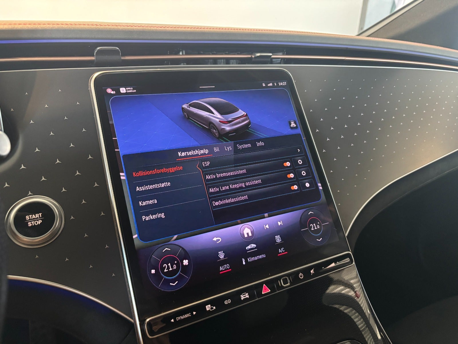 Blå Mercedes EQE350 fra 2024