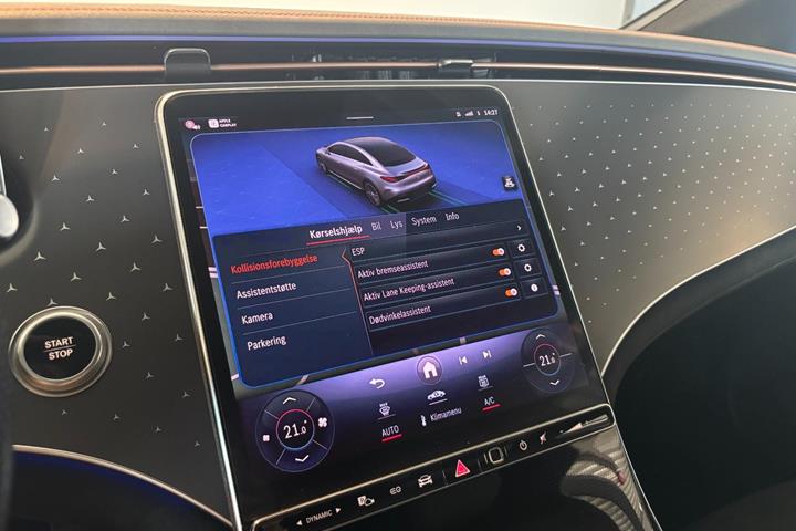 Blå Mercedes EQE350 fra 2024