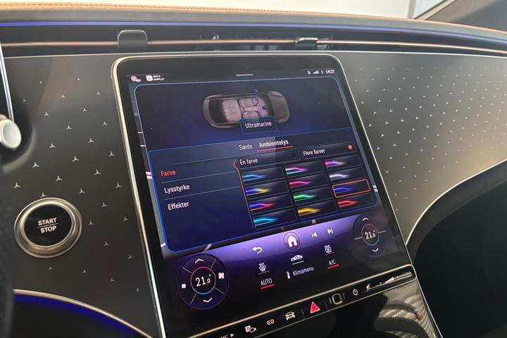 Blå Mercedes EQE350 fra 2024