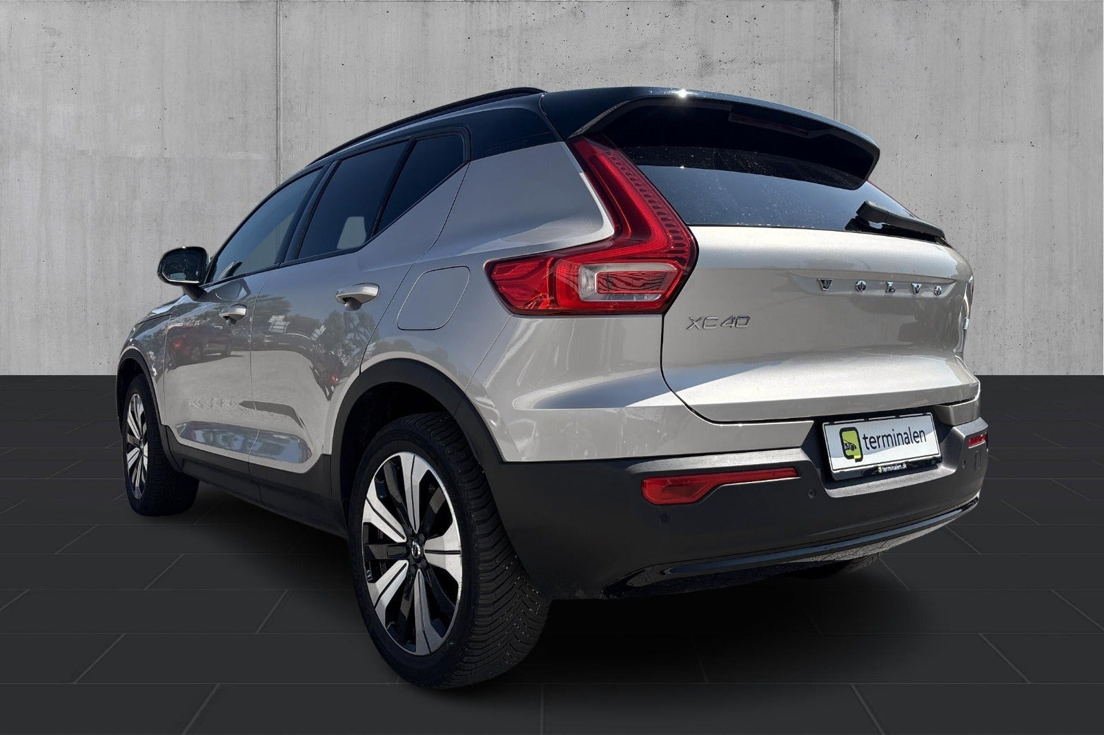 Orange Volvo XC40 fra 2023