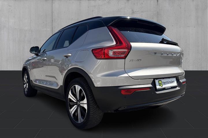 Orange Volvo XC40 fra 2023