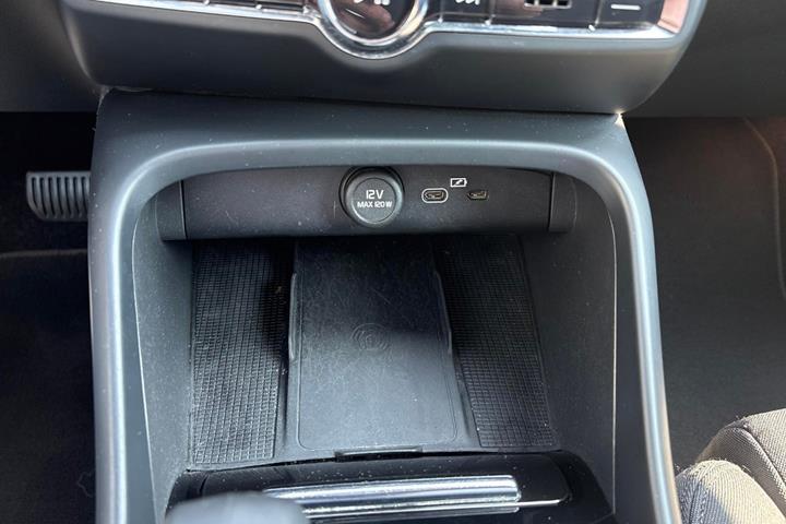 Orange Volvo XC40 fra 2023