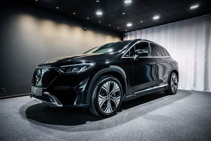 Sort Mercedes EQE350 SUV fra 2023