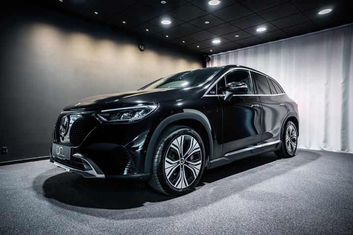 Sort Mercedes EQE350 SUV fra 2023 set udefra