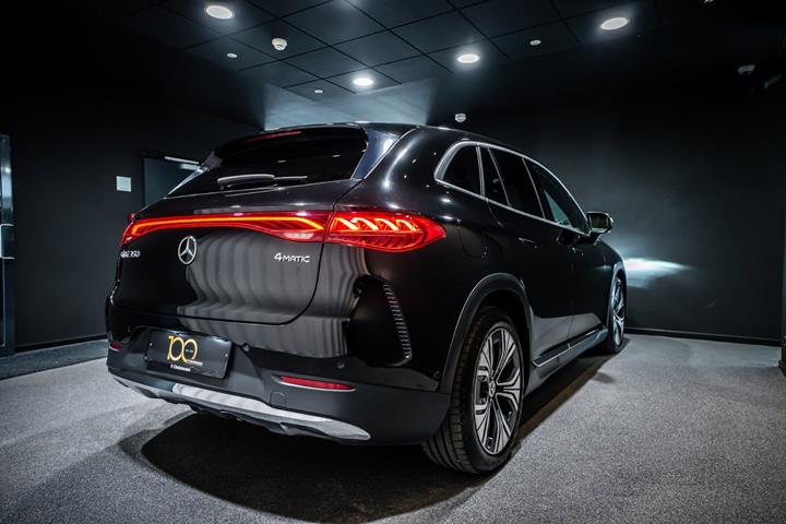 Sort Mercedes EQE350 SUV fra 2023
