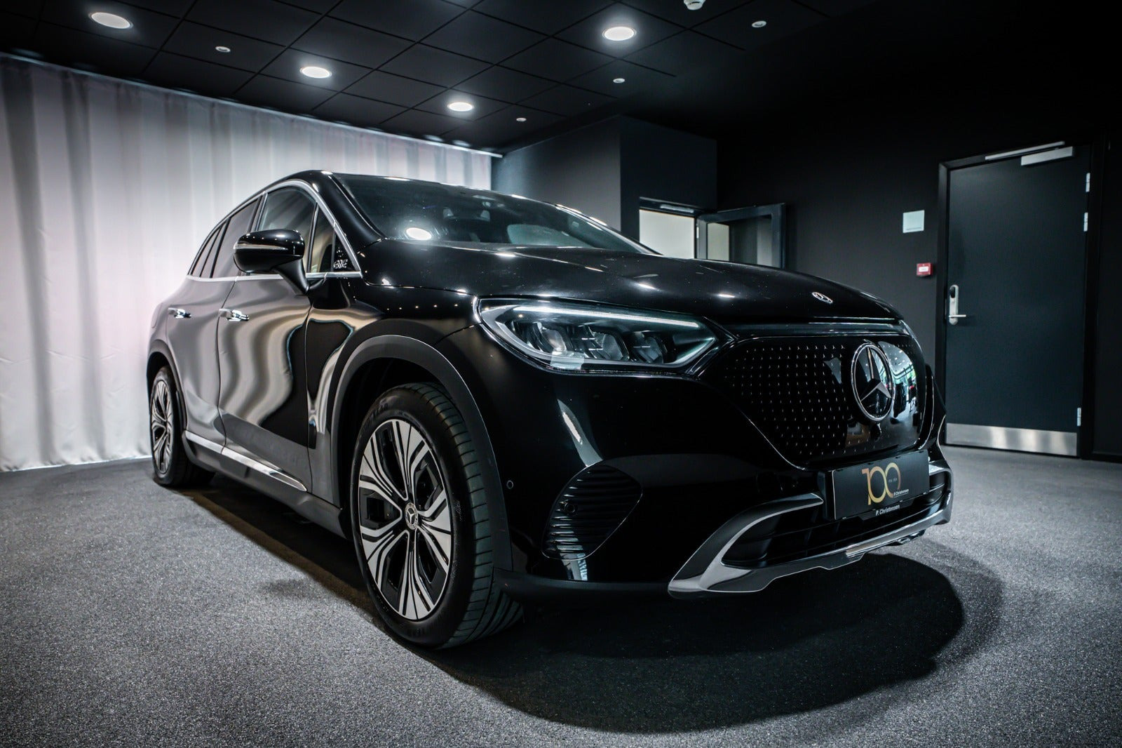 Sort Mercedes EQE350 SUV fra 2023