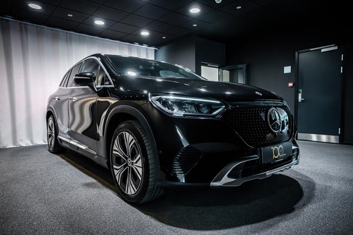 Sort Mercedes EQE350 SUV fra 2023