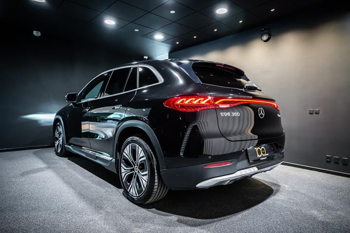 Sort Mercedes EQE350 SUV fra 2023