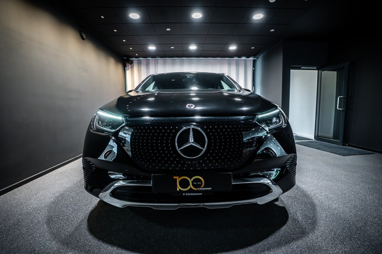 Sort Mercedes EQE350 SUV fra 2023