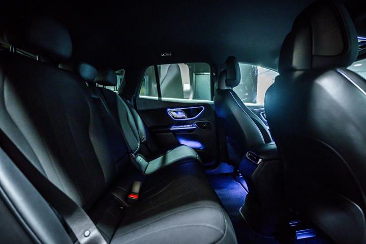 Sort Mercedes EQE350 SUV fra 2023
