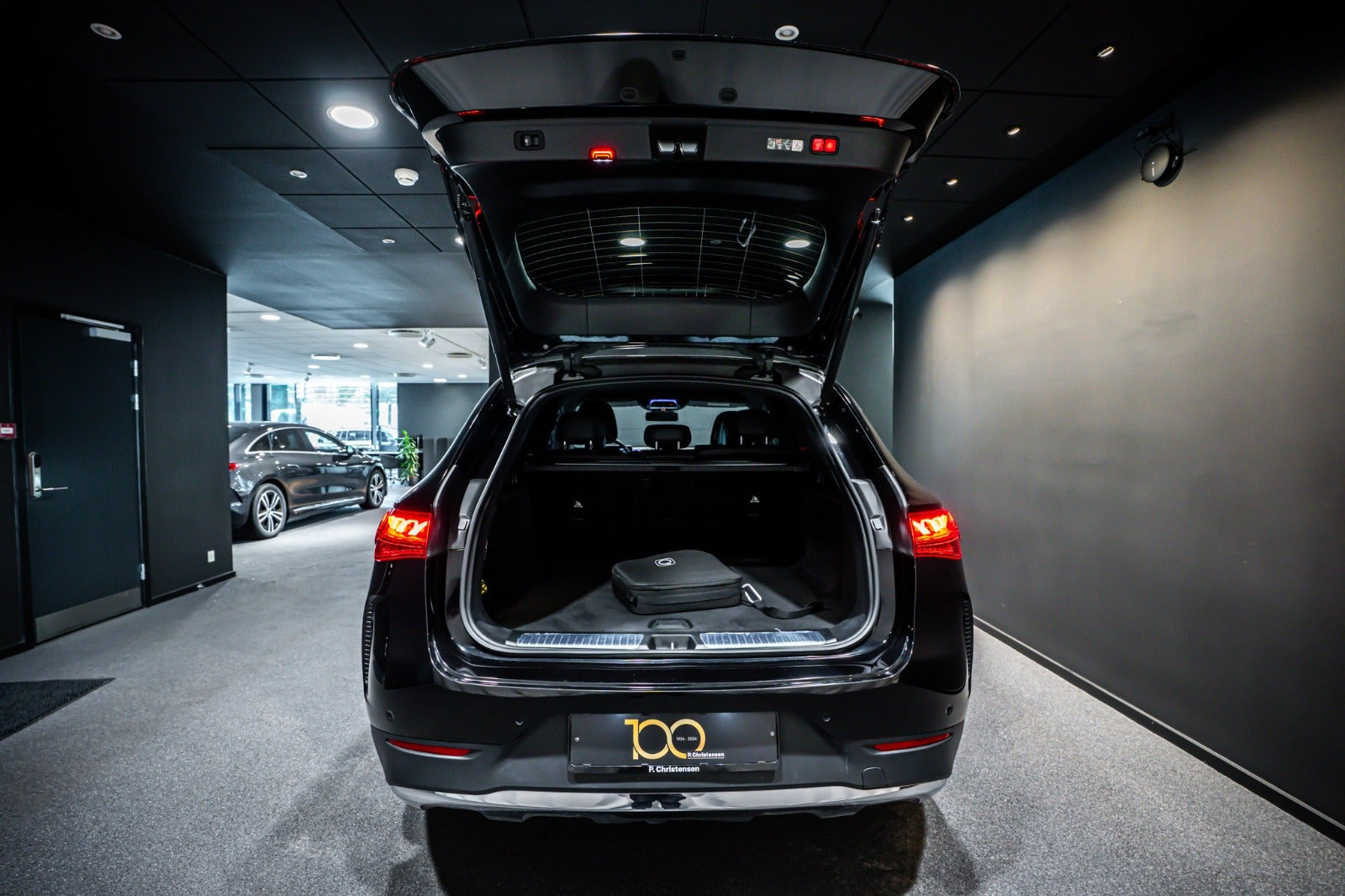 Sort Mercedes EQE350 SUV fra 2023