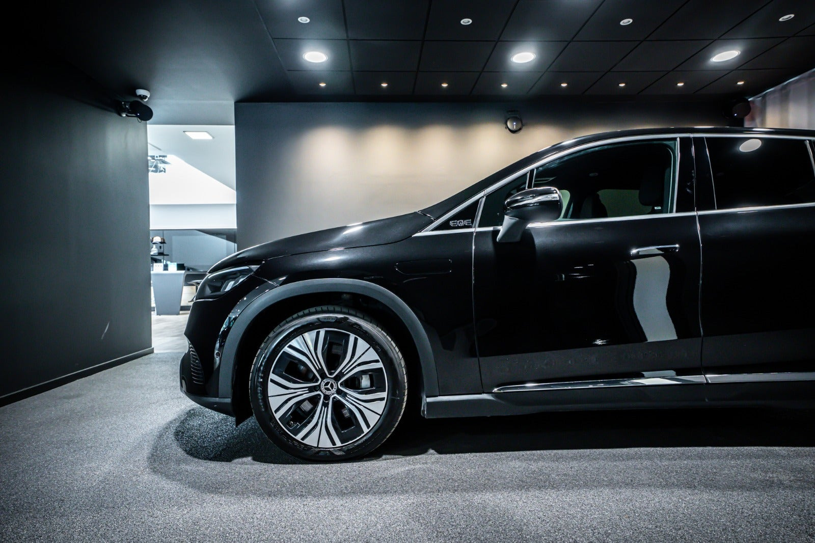 Sort Mercedes EQE350 SUV fra 2023