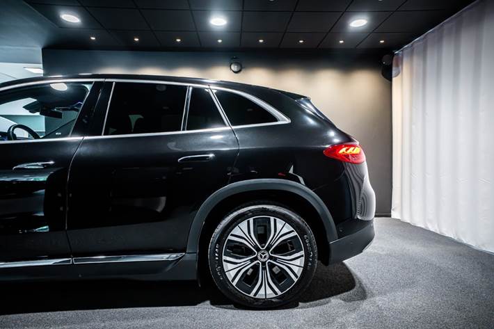 Sort Mercedes EQE350 SUV fra 2023