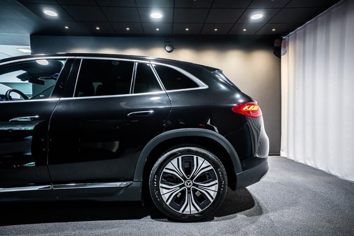 Sort Mercedes EQE350 SUV fra 2023