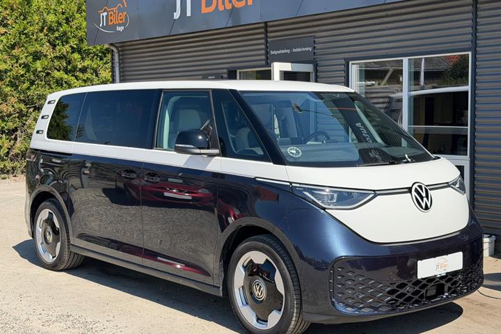 Blå VW ID.Buzz fra 2026 set udefra