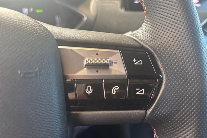 Rød DS DS 3 CrossBack fra 2024