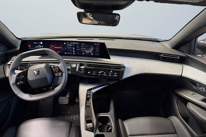 Grå Peugeot e-5008 fra 2025
