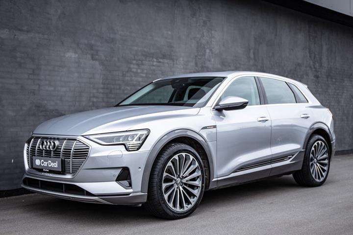 Sølv Audi e-tron fra 2020 set udefra